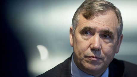 参议员杰夫·默克利（Jeff Merkley）冠军便宜的401（k）替代方案